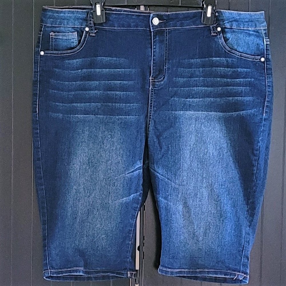 NWOT Enjoy Jeans Plus Size Stretch Denim Bermuda Shorts (22W)